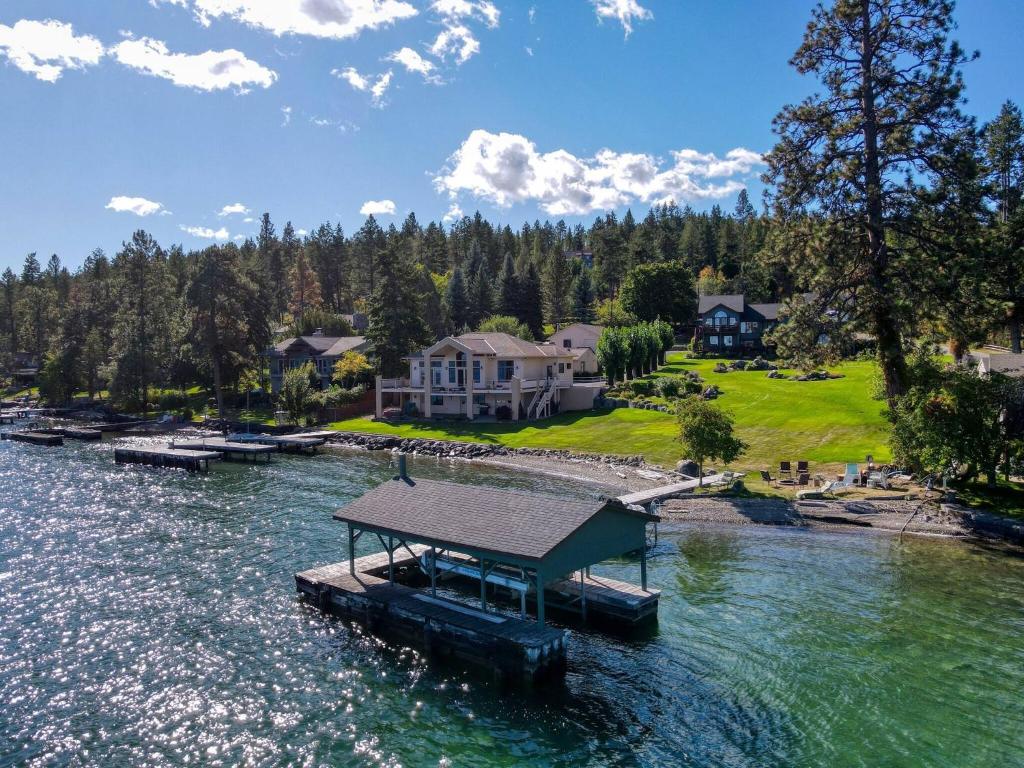 Eagle View Escape - Private Lakefront Estate, Lakeside