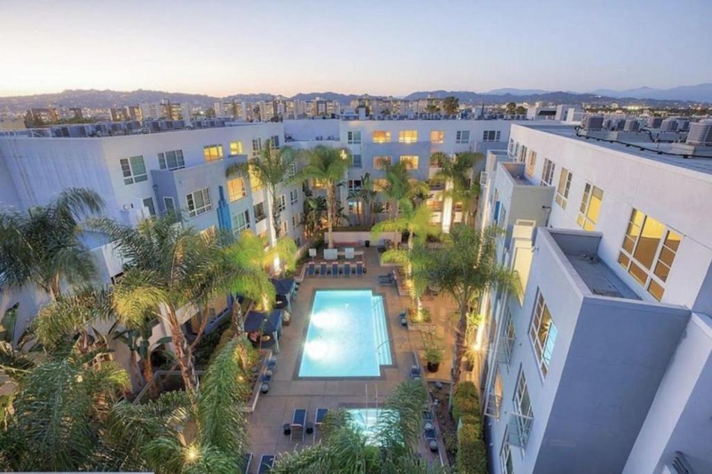 Stunning 2BD 2BTH Apt in Santa Monica!, Los Angeles