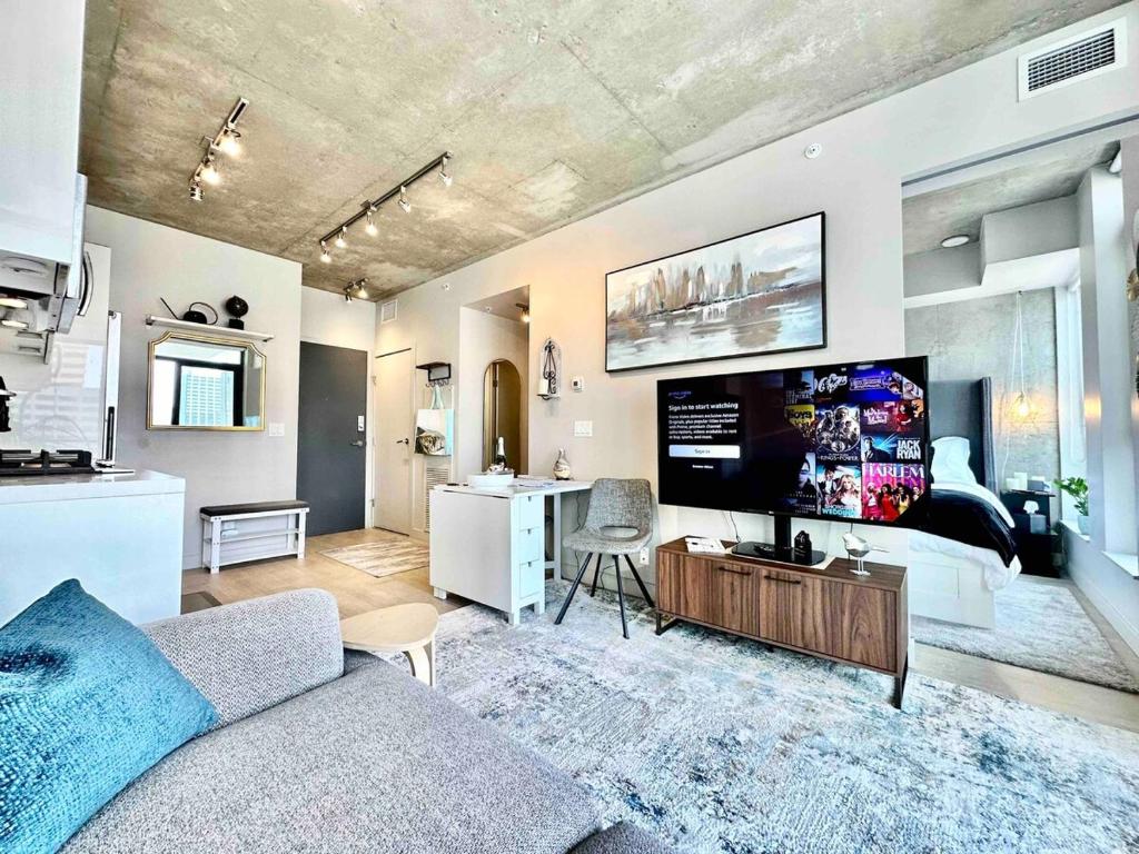 MicroNest - Modern Overlooking Downtown Parking, Calgary