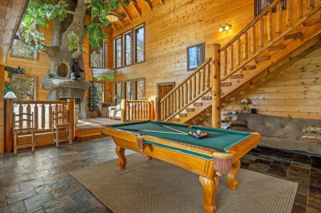 Splashing Treehouse! Private pool-Hot tub!, Sevierville