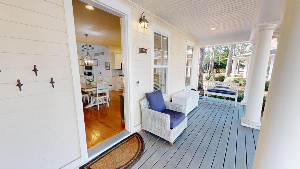 Cindie's Song, Destin