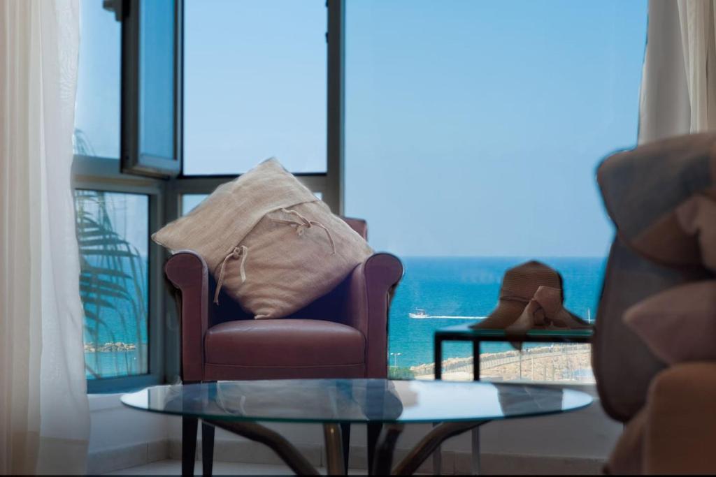 Bright and Charming 1BR Apt w Sea Views Near Shore with Shelter by Sea N' Rent, Tel Aviv