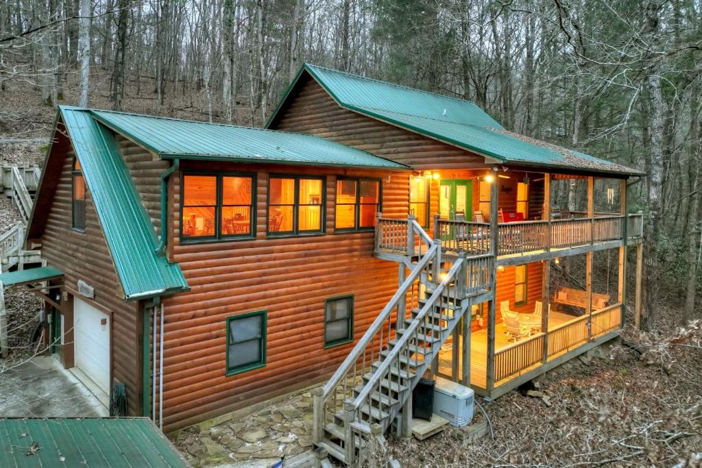 The Waters Edge Game room creek access firepit and tons of outdoor space, Copperhill