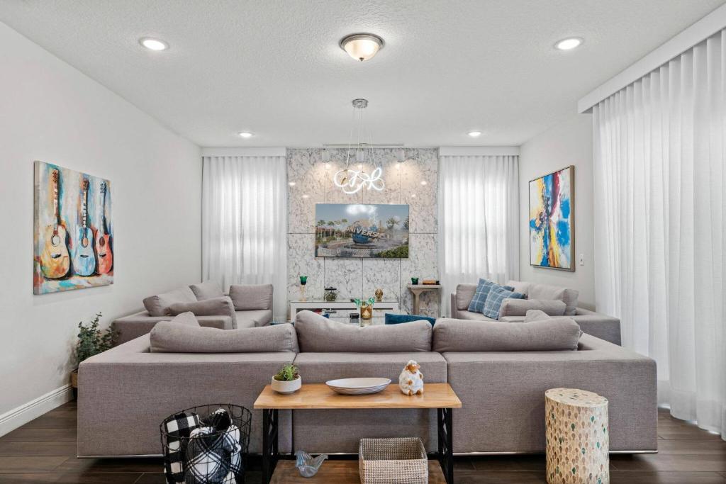 Chic Gateway - 5 Bedroom with Pool and Spa, Orlando