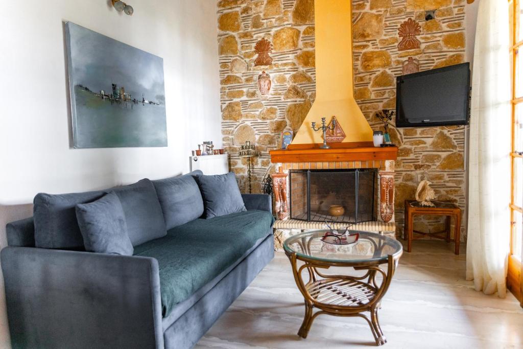 Shared lounge/TV area