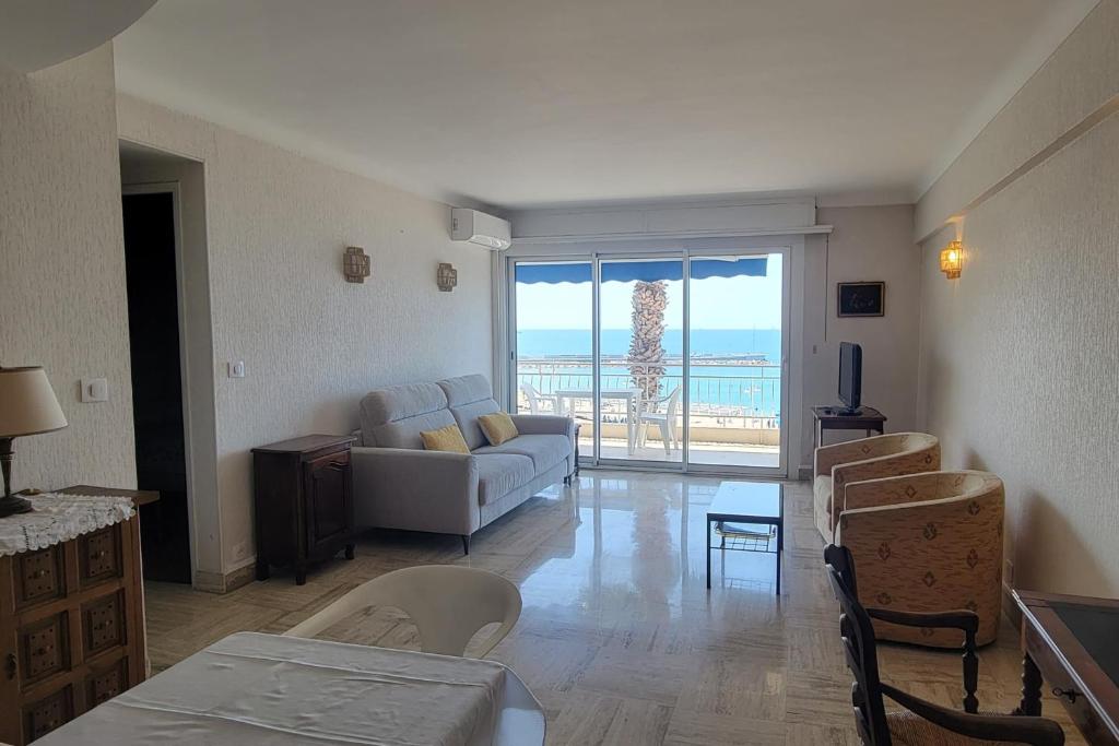 Apartment with terrace at the foot of the beach - 2