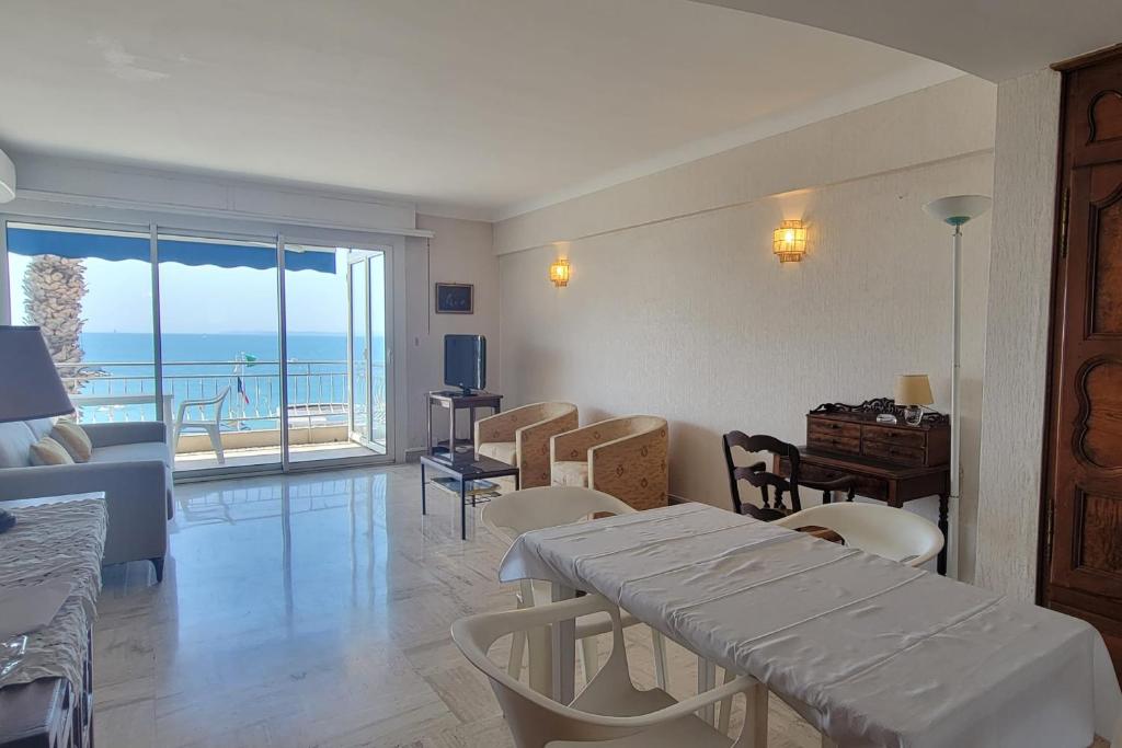 Apartment with terrace at the foot of the beach - 4