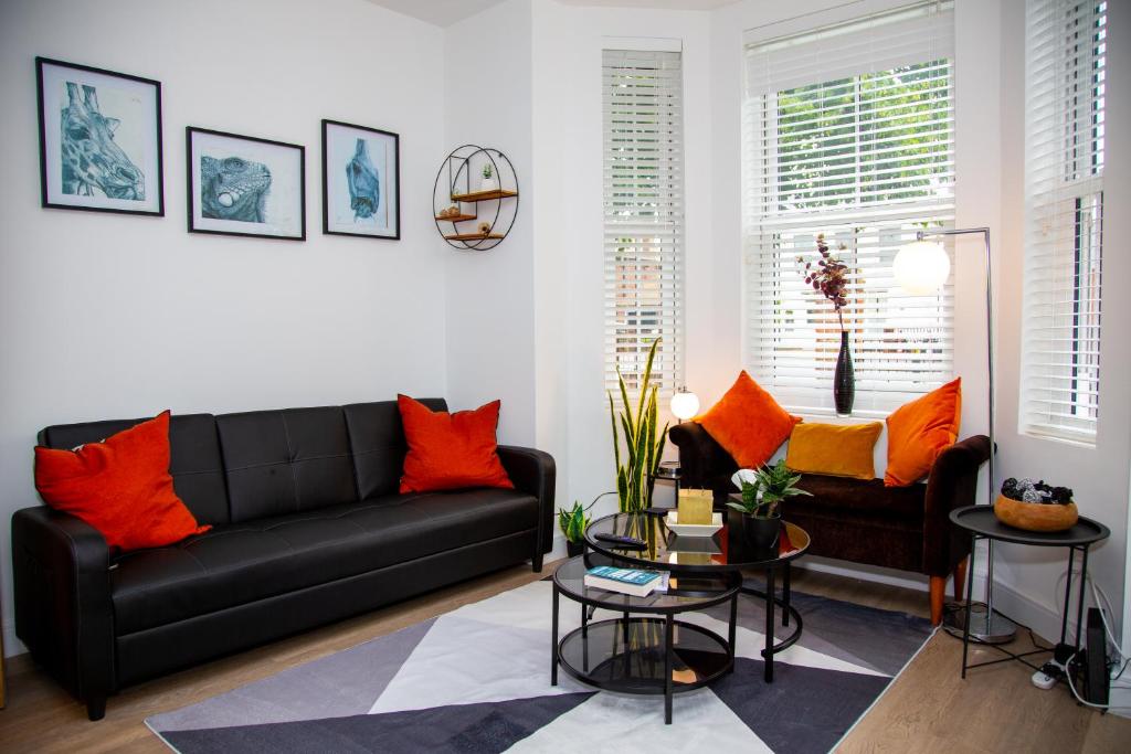 SmartStay, Fast Wifi and Workspace, 3 Beds, Central, Private Parking, by Airport, Farnborough