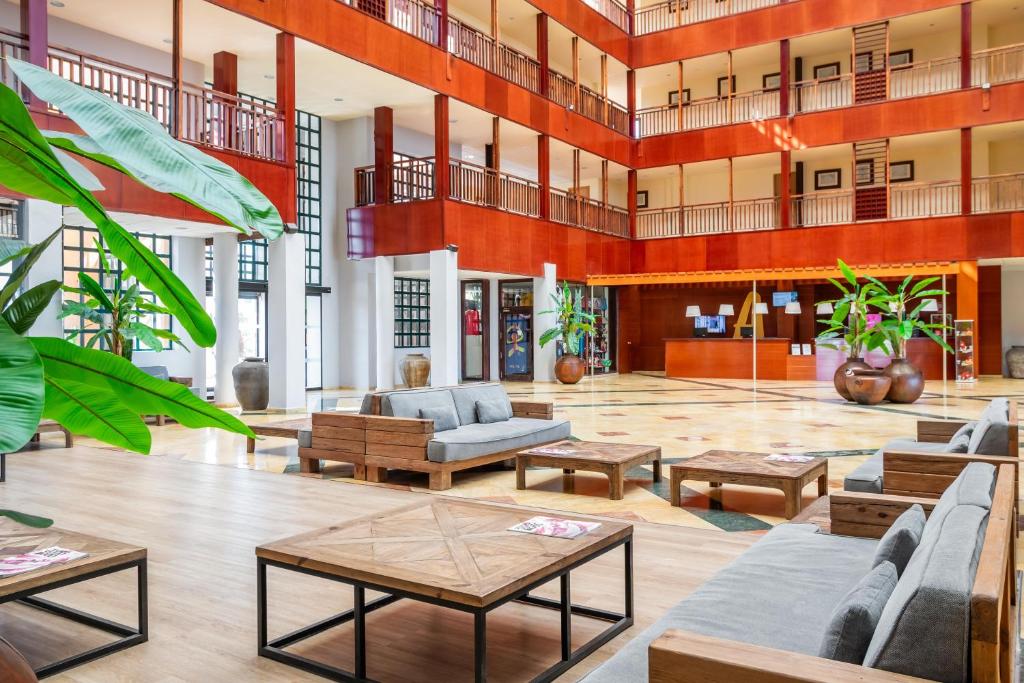 ALEGRIA Colonial Mar Aquafun — Hotel building in Roquetas de Mar, Andalusia