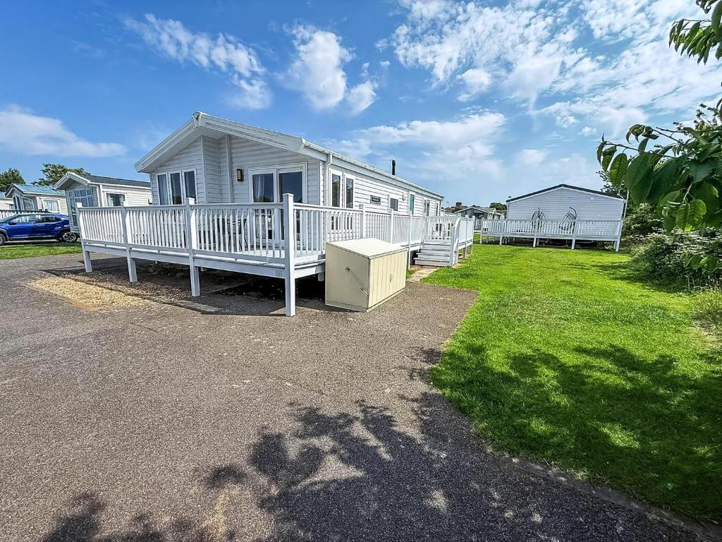 Beautiful 4 Berth Lodge With Decking At Manor Park In Hunstanton Ref 23038C, Hunstanton