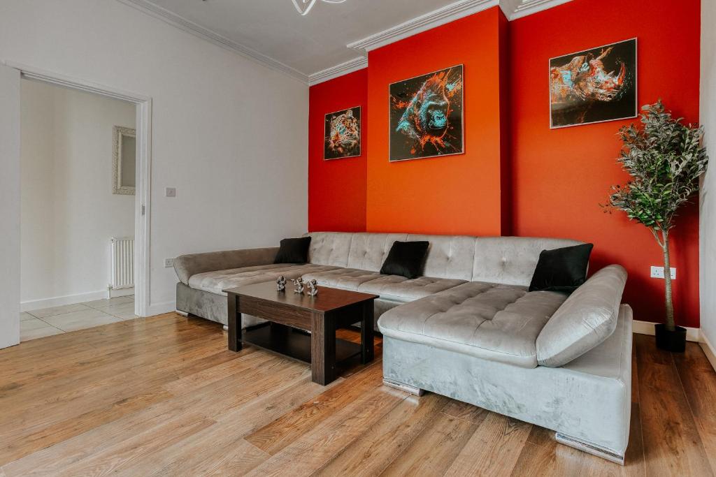 Open Mind Property - 4 Bedroom House with Hot Tub, Weston-super-Mare