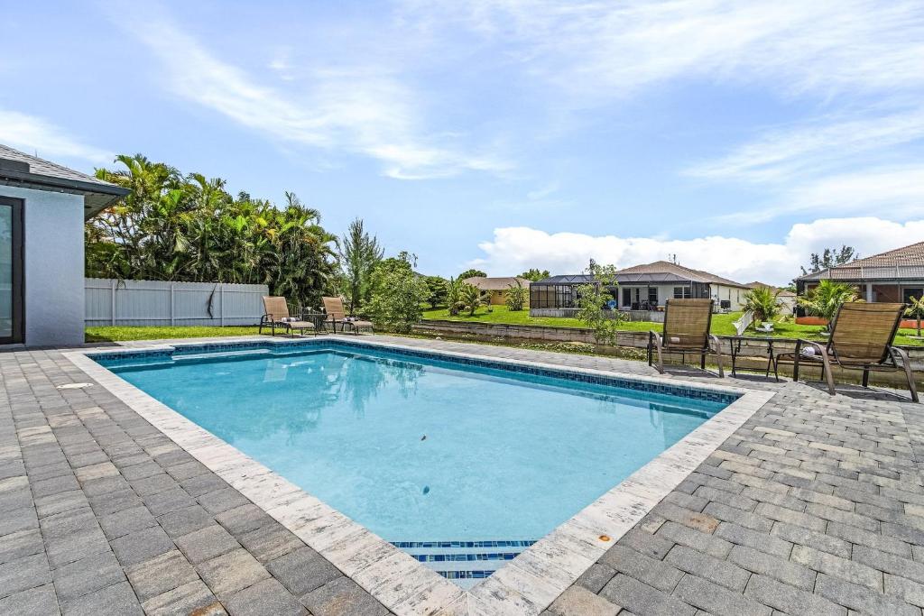 Heated Pool & Kayaks for Adventure - Waterfront Getaway - Roelens, Cape Coral