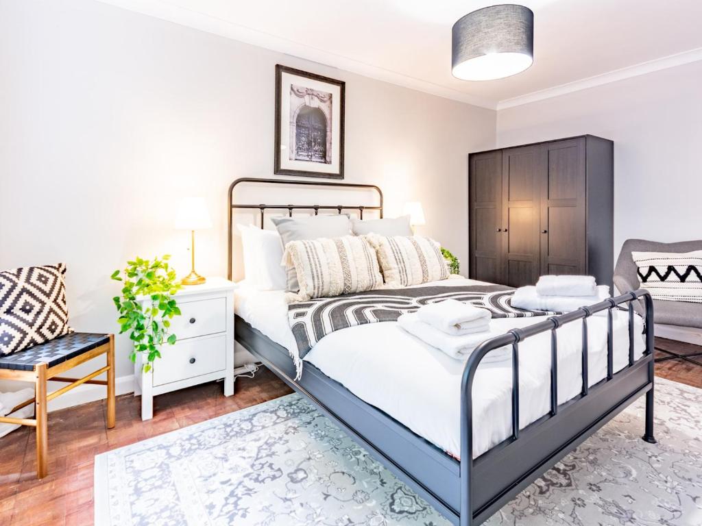 Stylish 2-Bedroom Flat in Great Warley – Sleeps 6 Pass the Keys, Great Warley Street