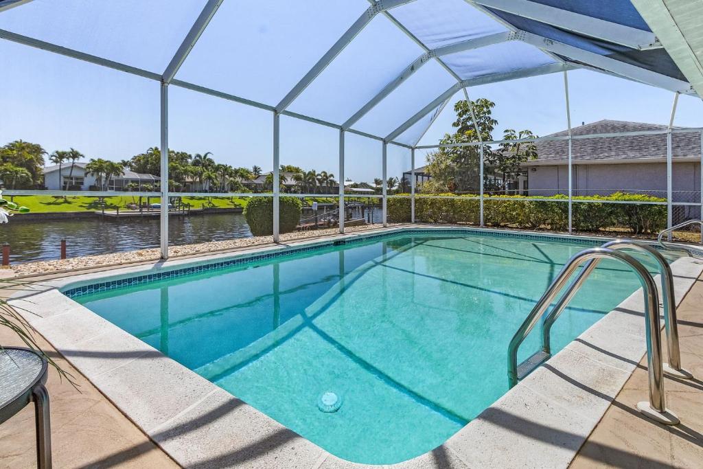 Heated Pool, Private Dock & Beach Essentials - Villa Seashell - Roelens, Cape Coral