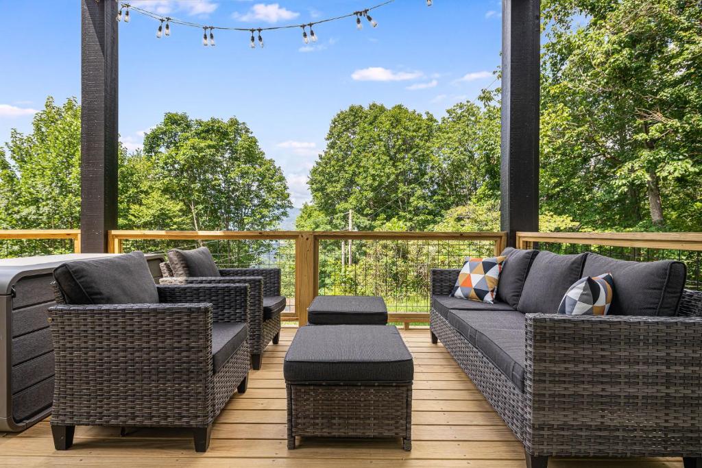 Serenity Peak Lodge by Carolina Mornings, Waynesville