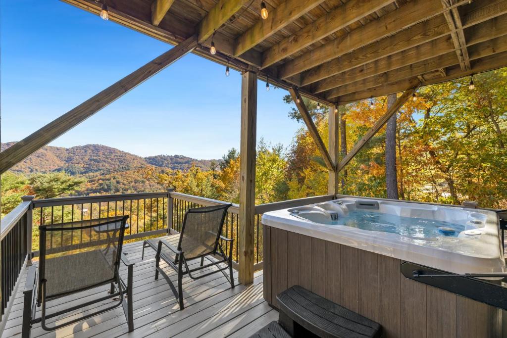 Hillside Hideaway by Carolina Mornings, Asheville