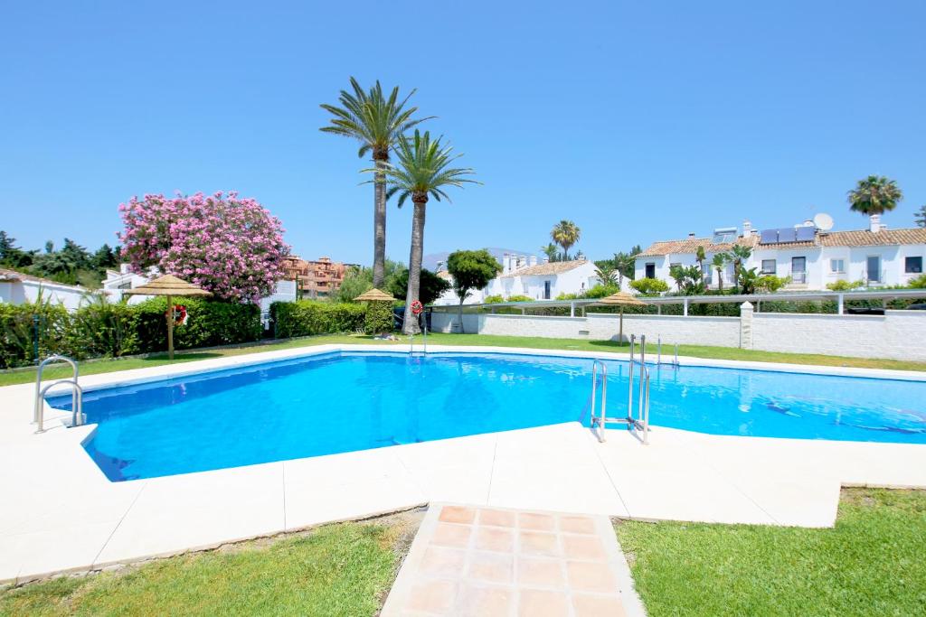 Beach House with Direct Beach Access and community Pool, Estepona - 3
