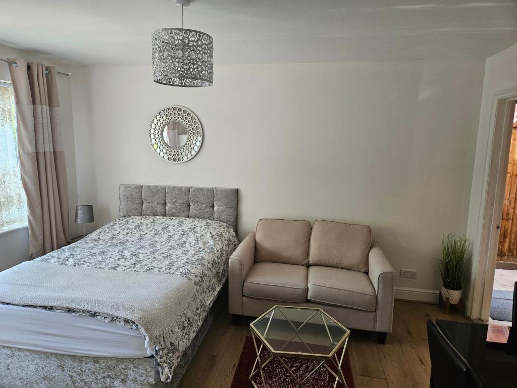 Lovely studio flat, Reading