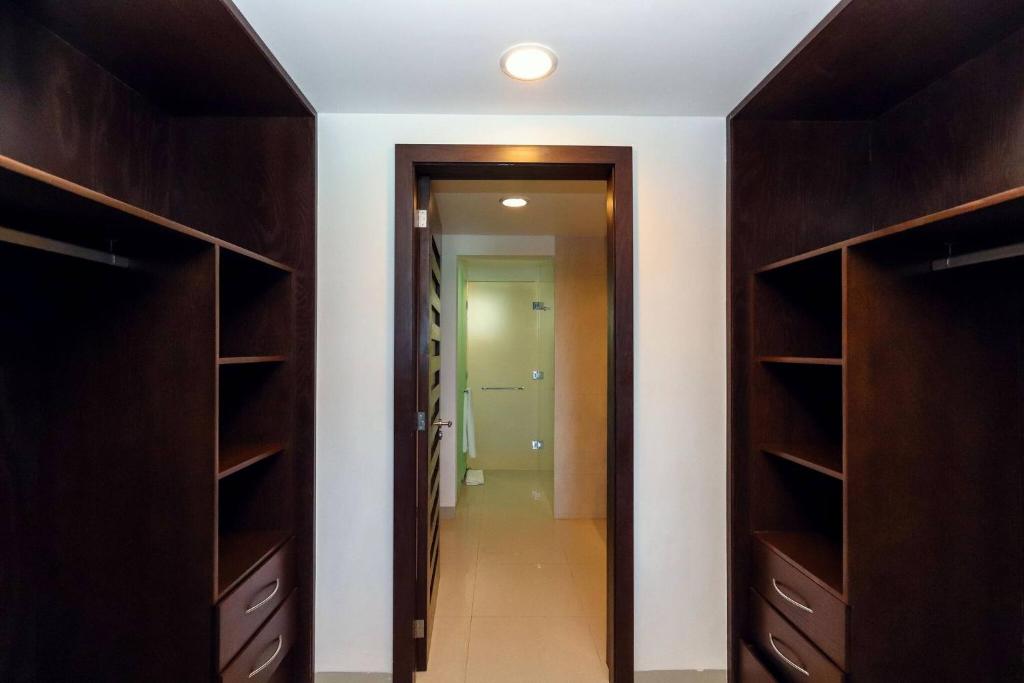 Beachfront Condo with tub, 3 BR & Pool - At Mareazul Condo Corazon - 5