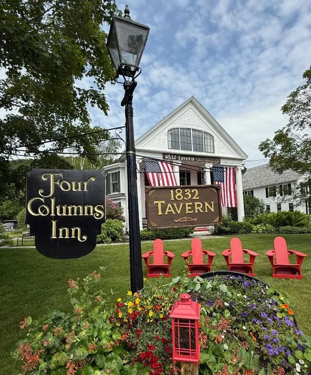 The Four Columns Inn & 1832 Tavern、Newfaneのホテル