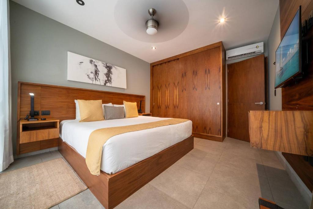 1 BR Condo with Rooftop Pool & Bar - At IT Residences - Condo Iris - 3