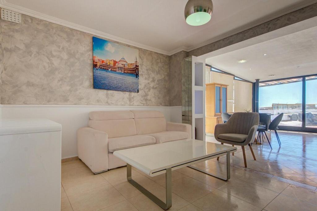 Penthouse Escape - Views, Jacuzzi & BBQ, St Paul's Bay