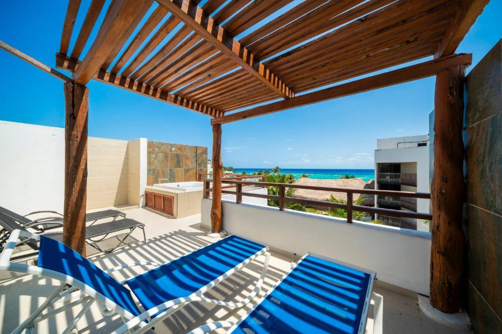 Beachfront Penthouse with 3 Bedrooms & Ocean View - Las Nubes, Playa del Carmen