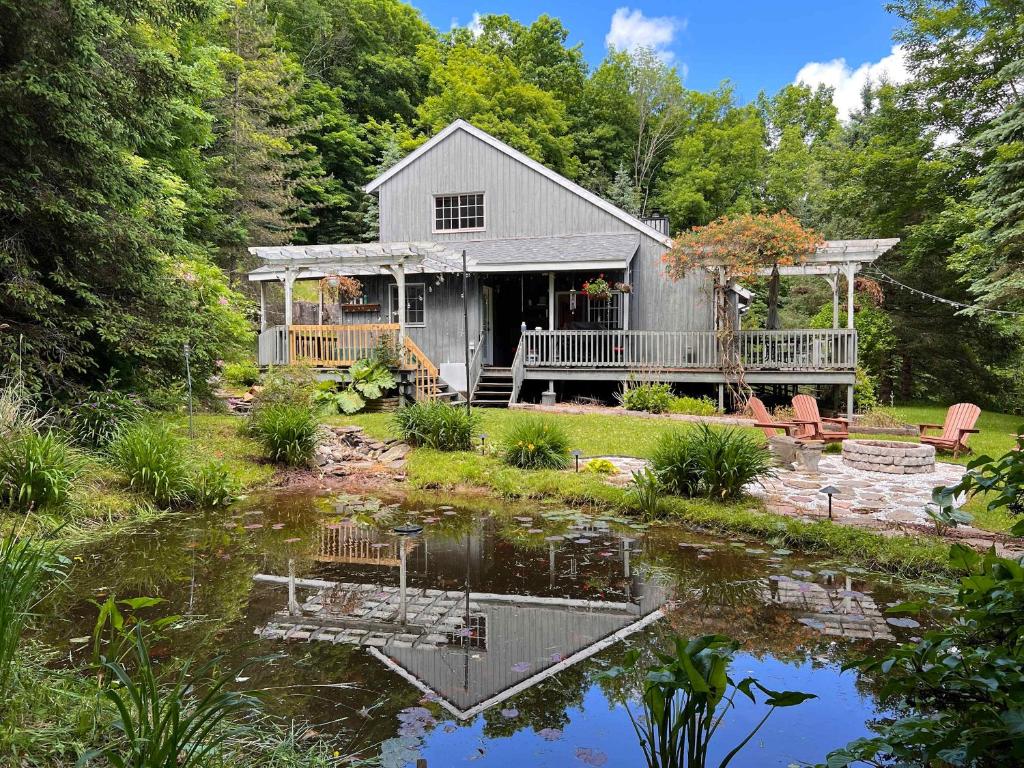 Designer Chalet with Hot Tub and Fire Pit, Margaretville