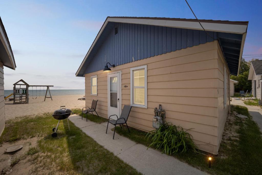 Lake Views with Big Windows & Bath, Oscoda