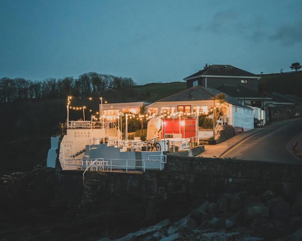 The White House, Falmouth photo 5
