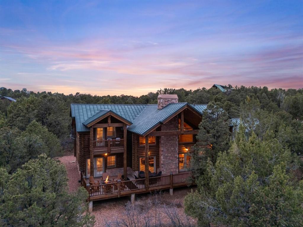 Authentic log cabin minutes from Zion NP, Orderville