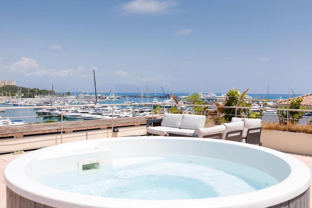 ROOFTOP -Vue port, 4 pers, climatisé, terrasse, jaccuzi, parking, Antibes
