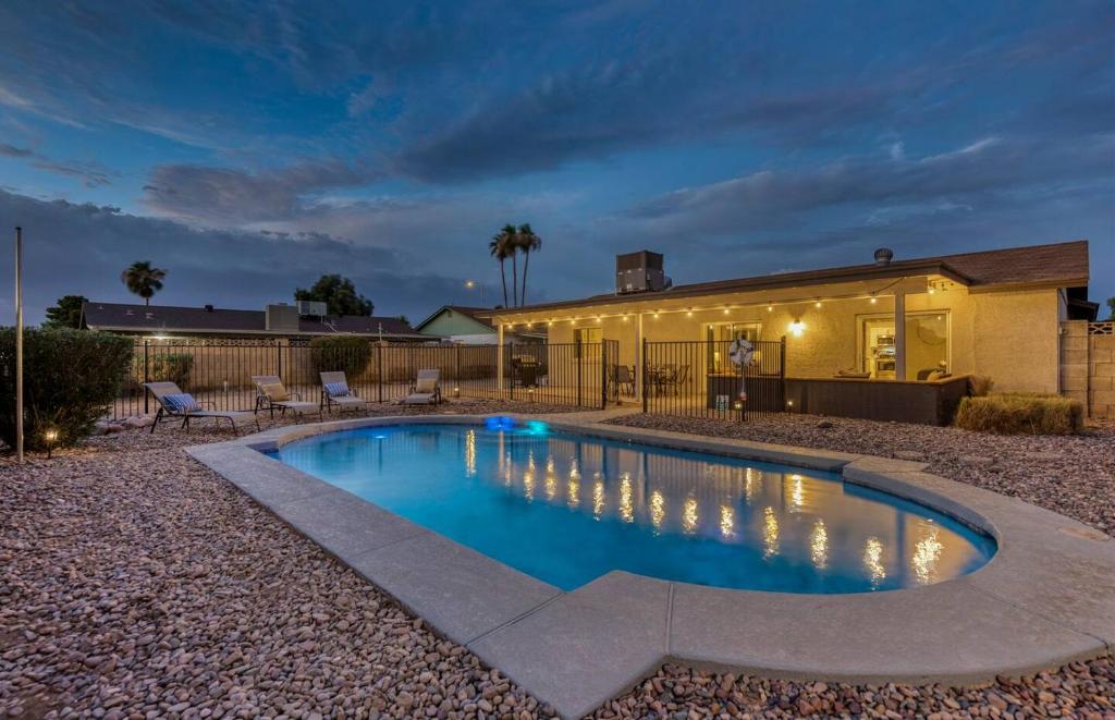 Quiet & Peaceful Home! With Heated Swimming Pool, Mesa