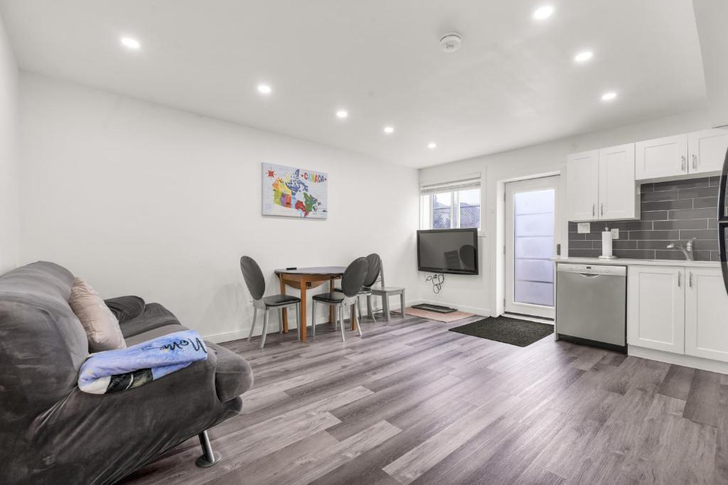 Modern 2BR Duplex 3.0 GBPS internet with Parking, Kitchener