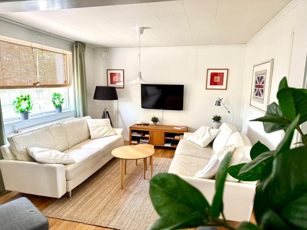 Comfortable guest rooms with fully equipped kitchen and cosy living room., Ödsmål