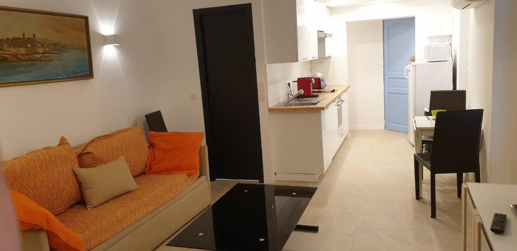 MAT -Studio rénové clim rue piétonne du Vieil Antibes - 2