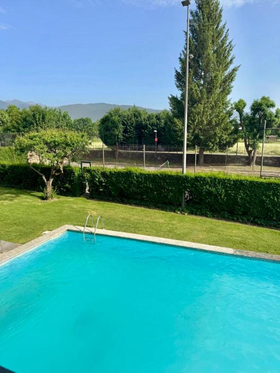 CAL QuEROL LlíViA - Piscina, Llivia