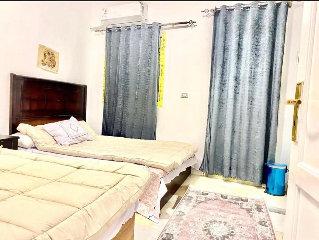 New Khufu 9 Pyramids view, Káhira