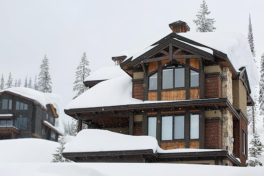 Dwight Out Chalet with Hot Tub, Big White