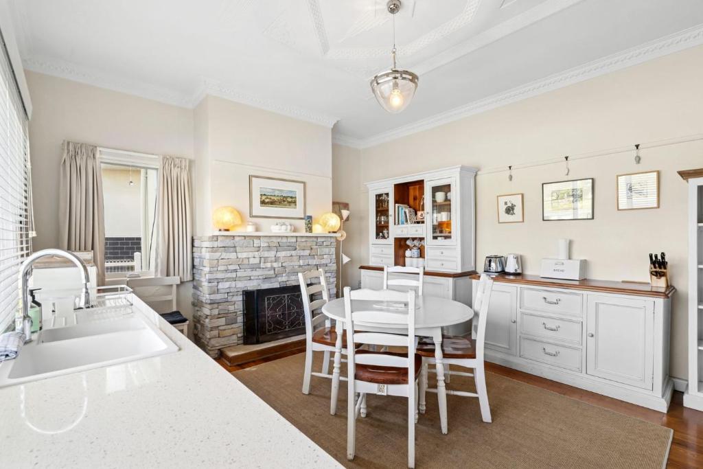 The White House Prime Location and Oozing Character, Apollo Bay