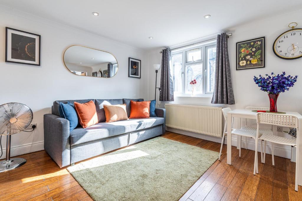 1 Bedroom Comfortable Flat In Kensington, Londra