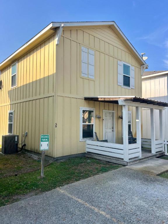 Coastal Getaway - Community Pool, Rockport