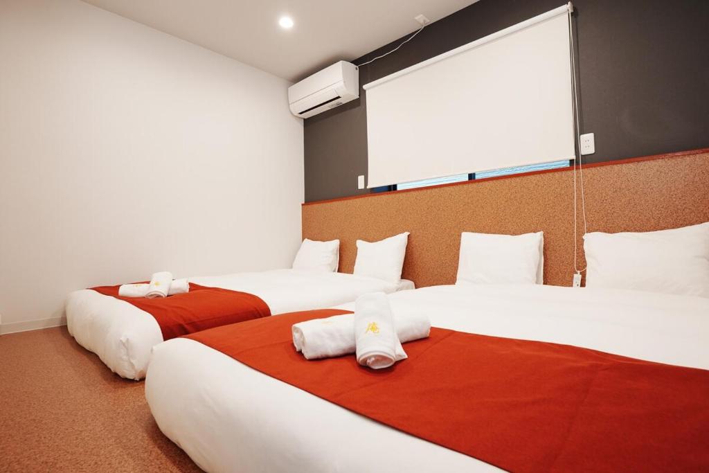 Newly opened, 3 min walk to Hanazonocho subway station, large flat! 3 min drive to Namba!, Ósaka