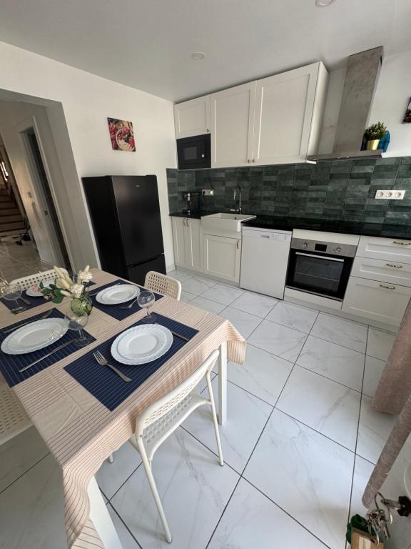 VILLA MARE - 2 beds with balcony, patio and pool and direct park access - 2