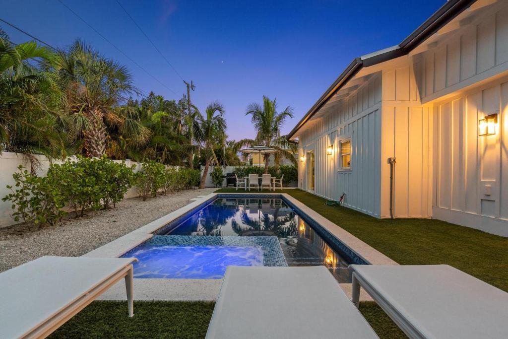 Honey I'm Holmes, Holmes Beach