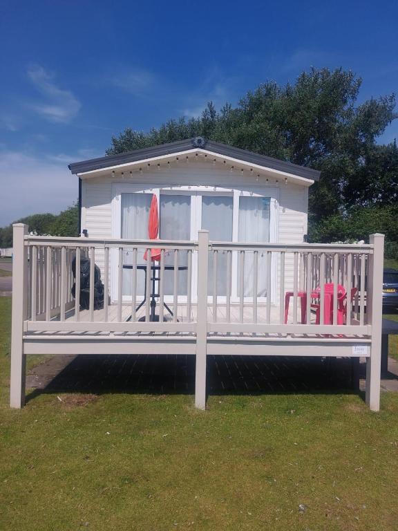 Beautiful Caravan With Full Lake View At Southview Holiday Park Ref 33057Cl, Skegness