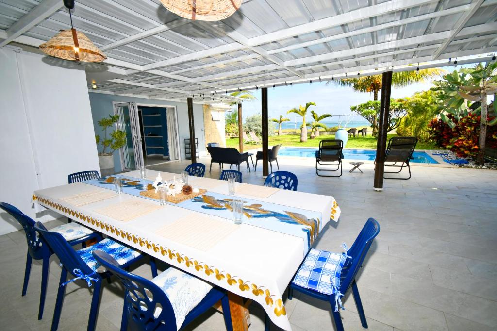Chalet Kestrel with pool on the beach 전경