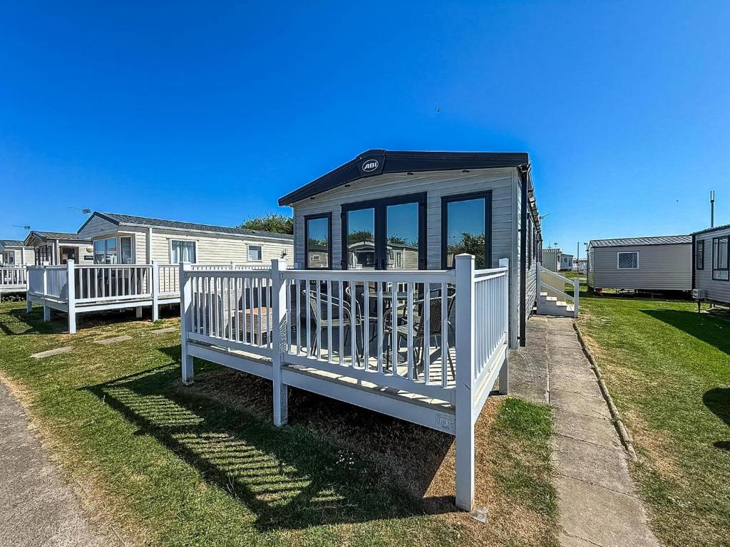 Stylish 6 Berth Caravan At California Cliffs With Decking In Scratby Ref 50056K, Great Yarmouth