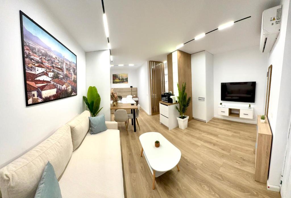 Lois Apartment, Tirana
