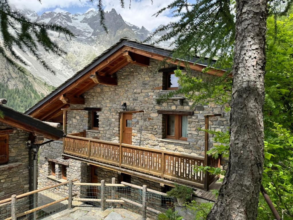 We are 4810 Chalet aux pieds du Mont-Blanc Mansarda - 1